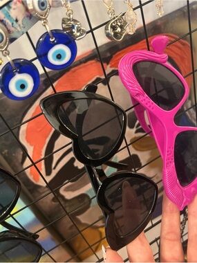 Lot of 4 fun sunglasses